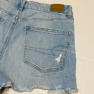 American Eagle Curvy 90’s Boyfriend Shorts Zip Fly LightWash Raw Hem Size 8